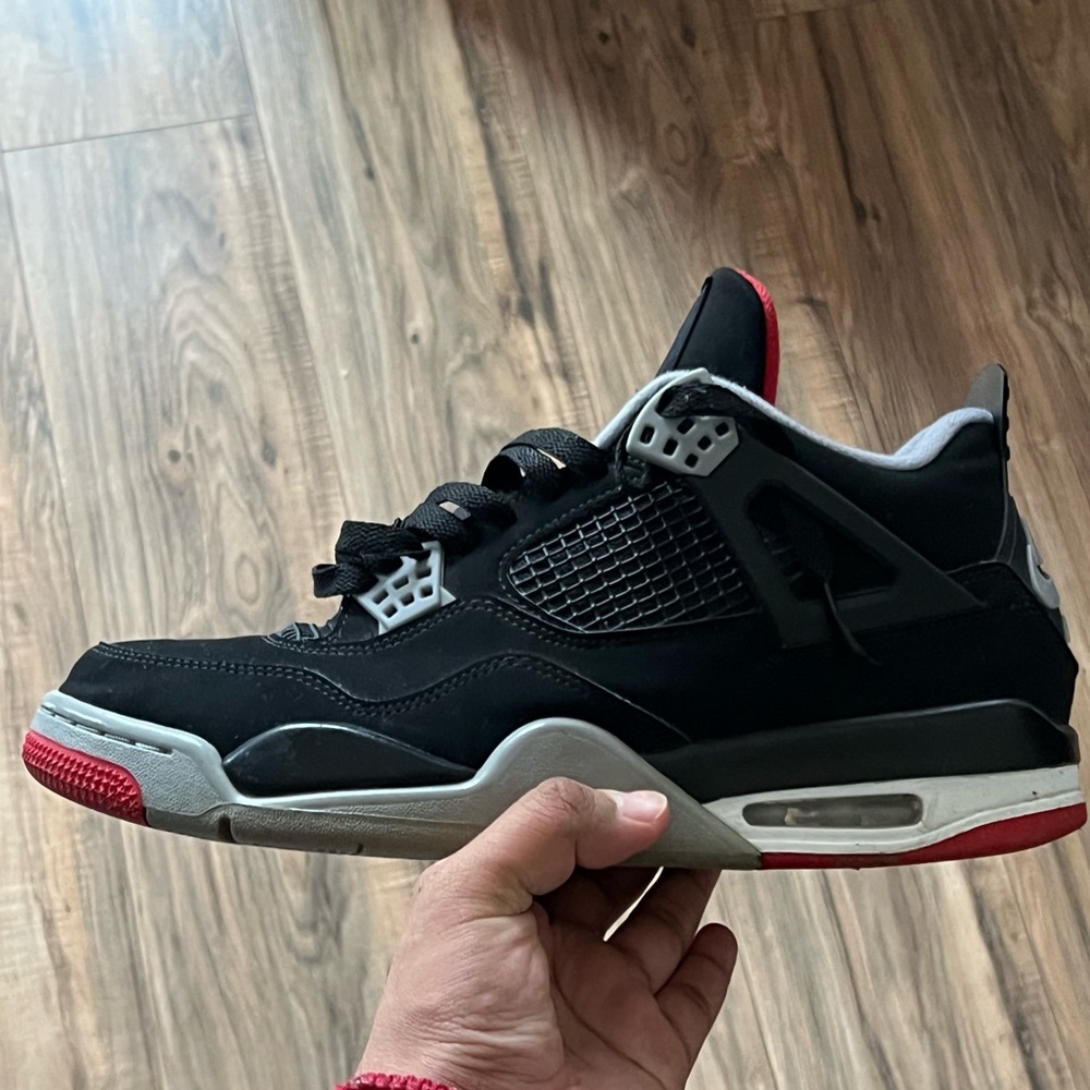 Air Jordan 4 bred